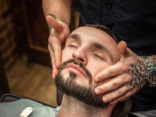 Royal shave in Oldboy Barbershop: Oil applying